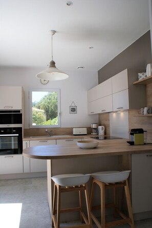 雪櫃、微波爐、焗爐、爐具