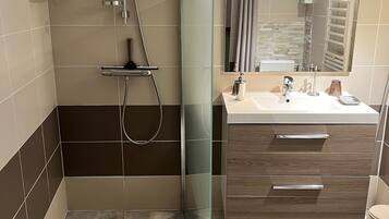 Ensemble douche/baignoire, sĂšche-cheveux, papier toilette