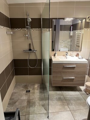 Duschwanne, Haartrockner, Toilettenpapier
