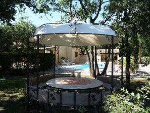 Utomhuspool och uppvärmd pool