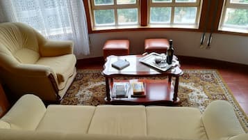 Departamento clásico, 3 habitaciones, vista al río | Área de sala de estar | Televisión de pantalla plana y chimenea