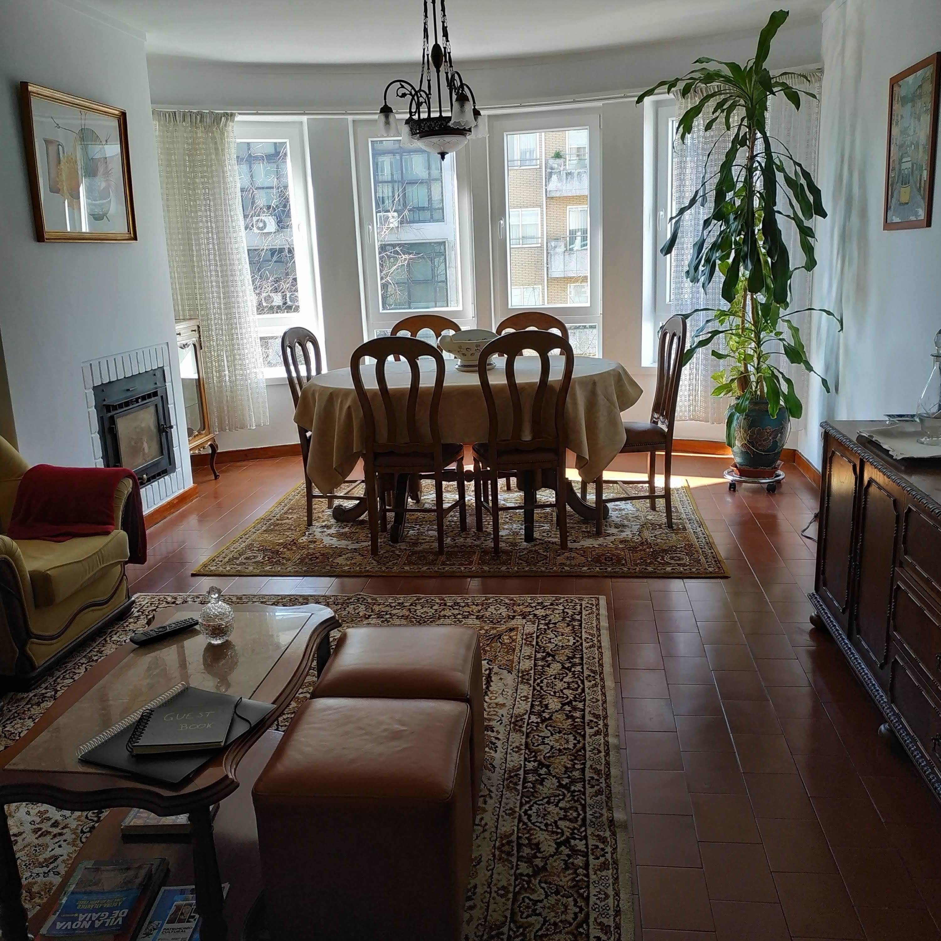 经典公寓, 3 间卧室, 河景 | 起居区 | 平板电视、壁炉