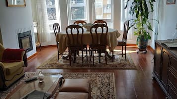 Apartamento clássico, 3 quartos, vista para a cidade | Área de estar | TV de tela plana, lareira