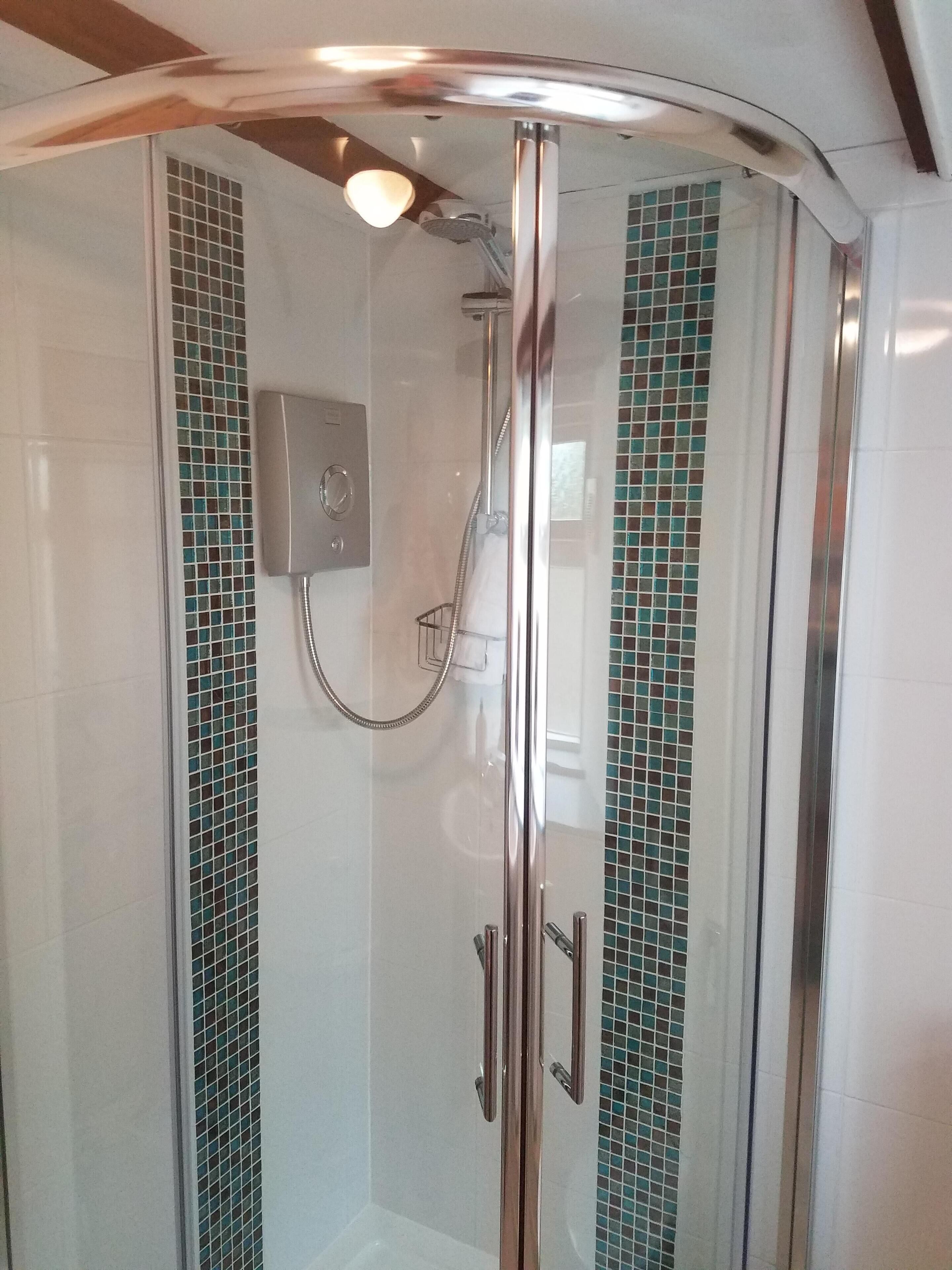 Combined shower/bathtub, hair dryer, towels