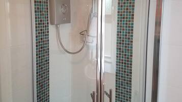 Combined shower/bathtub, hair dryer, towels