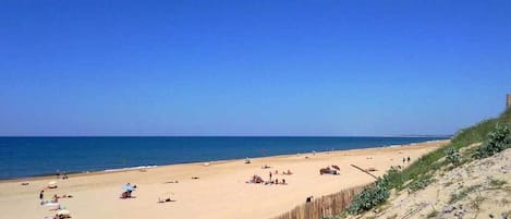 Una spiaggia nelle vicinanze