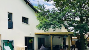Una piscina con lettini e una zona salotto coperta.