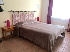 1 habitación, tabla de planchar con plancha y cuna de viaje