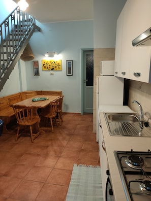 Frigorifero, microonde, forno, piano cottura