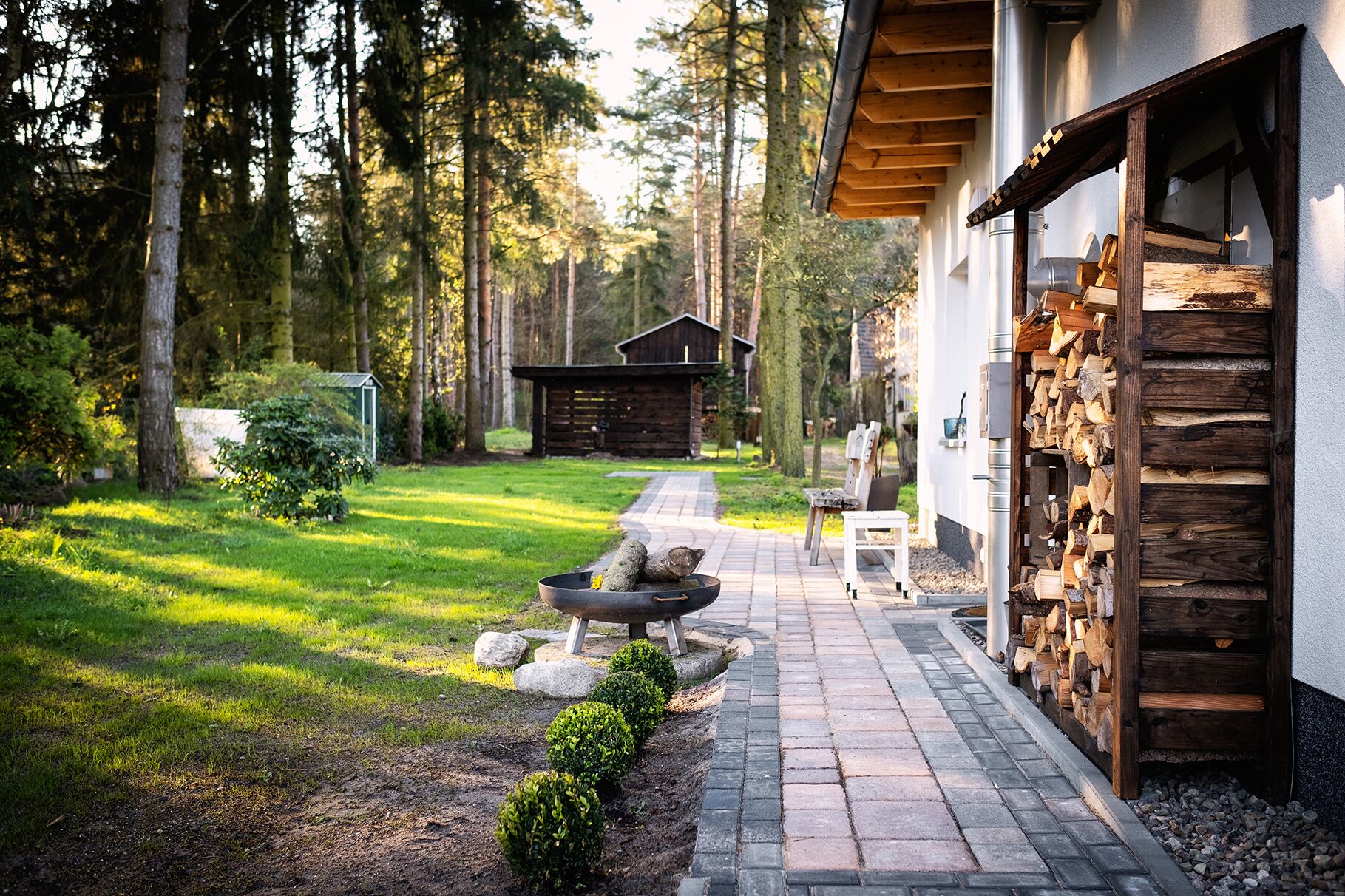 Der Weg vom Ferienhaus Richtung Straße.