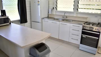 Jääkaappi, mikroaaltouuni, uuni, kahvin-/teenkeitin