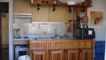 Réfrigérateur, micro-ondes, plaque de cuisson, lave-vaisselle