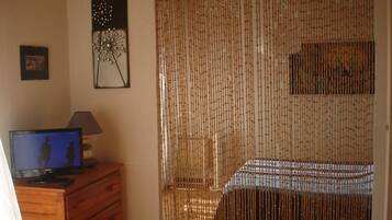 1 chambre, fer et planche Ă repasser, draps fournis