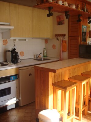 Fridge, microwave, stovetop, dishwasher