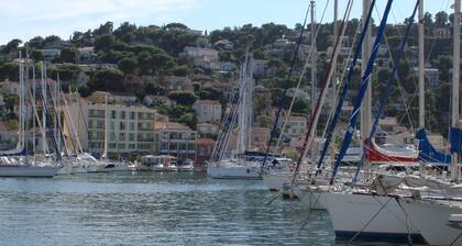 Magnificent App T 2 on Pin rolland - SAINT MANDRIER - 200 M from the beach