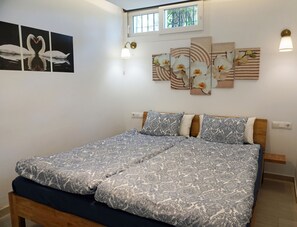 2 bedrooms, in-room safe, iron/ironing board, free WiFi