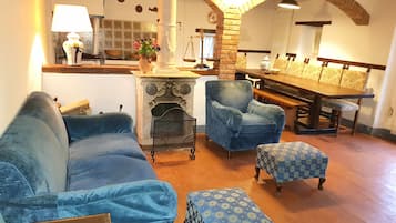 Smart TV, chimenea, reproductor de DVD, futbolito