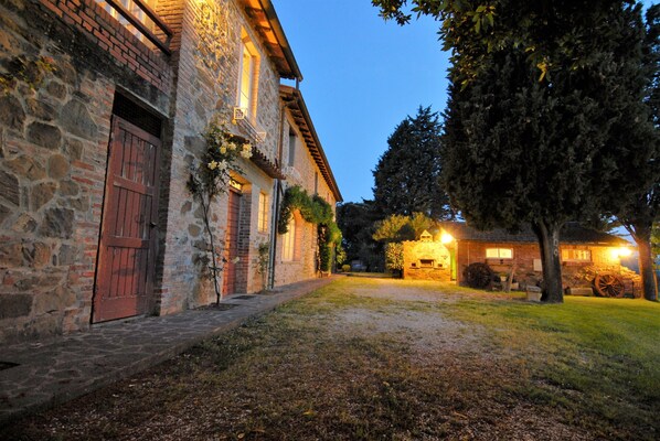Exterior detail - Villa in Città della Pieve. A peaceful oasis among woods and olive groves (Città della Pieve)
