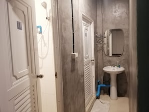 Gemeinsamer Comfort-Schlafsaal, Mehrere Betten, Nichtraucher, Stadtblick | Waschbecken im Bad