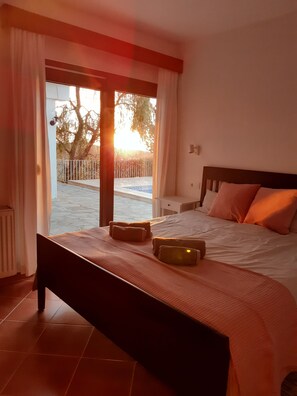 4 soverom, safe på rommet, strykejern/-brett og reiseseng for barn