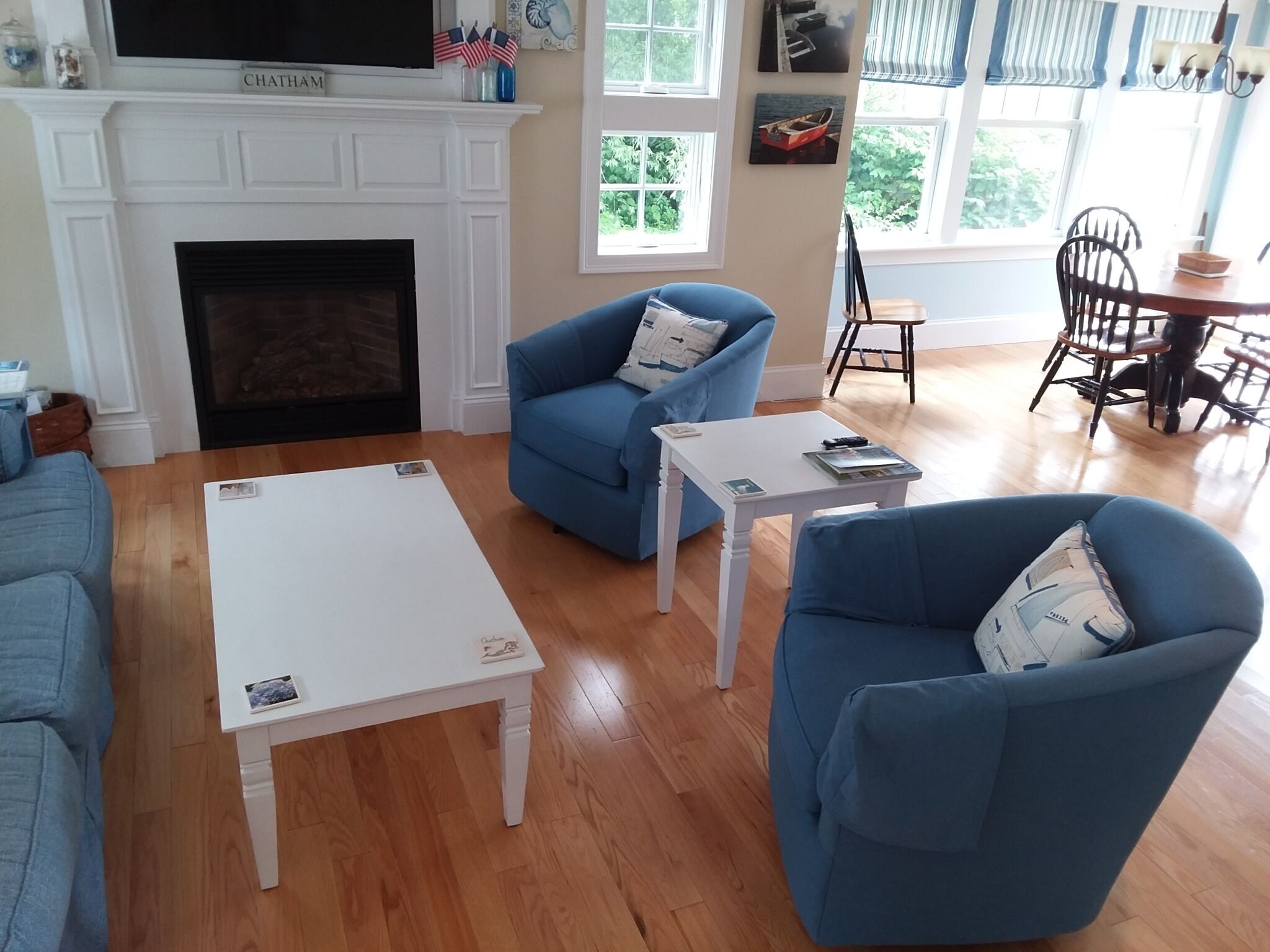 Charming 3 bedroom, 3.5 Bath Cape with all amenities. Walk to Town & Oyster Pond