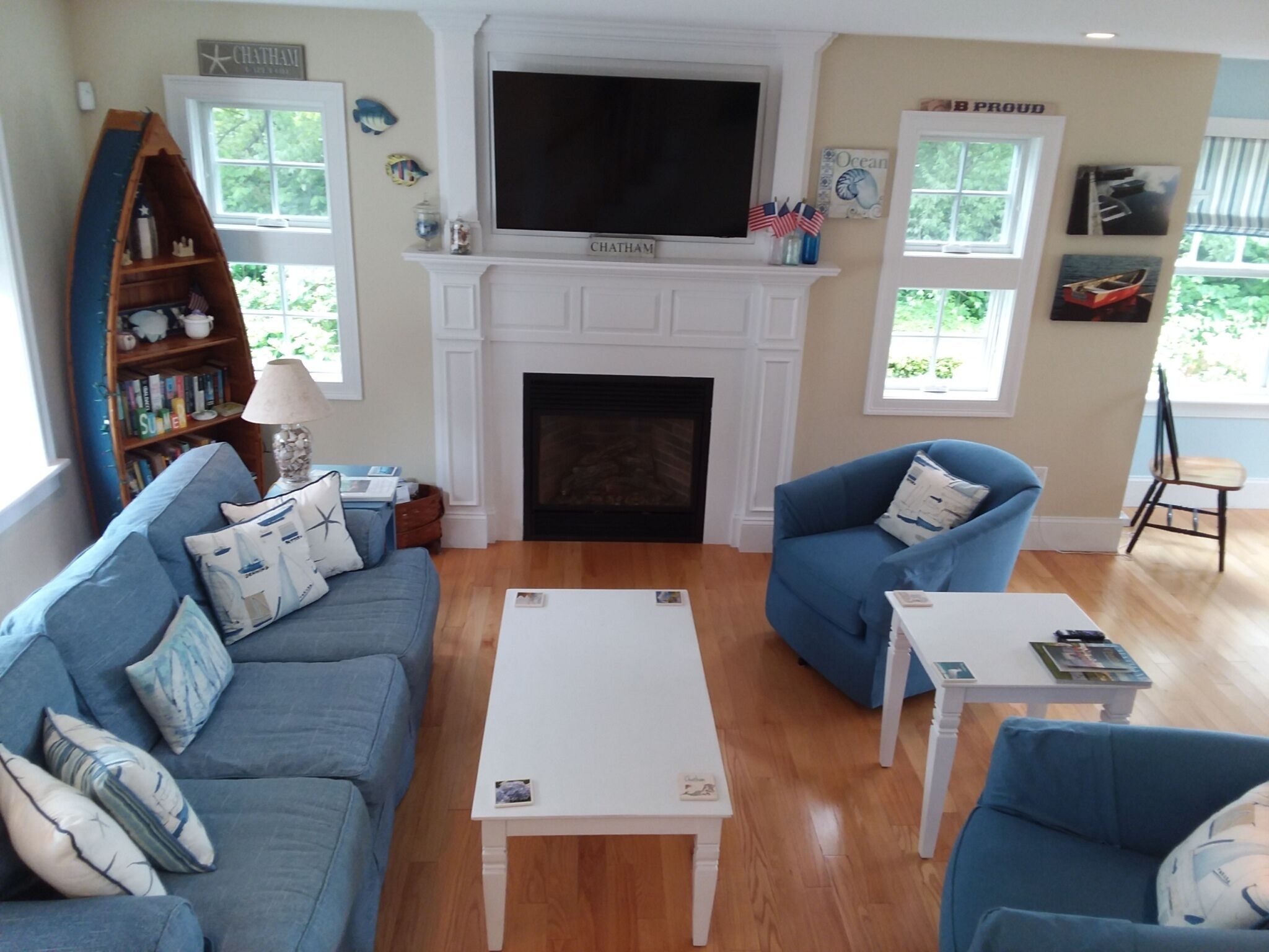 Charming 3 bedroom, 3.5 Bath Cape with all amenities. Walk to Town & Oyster Pond