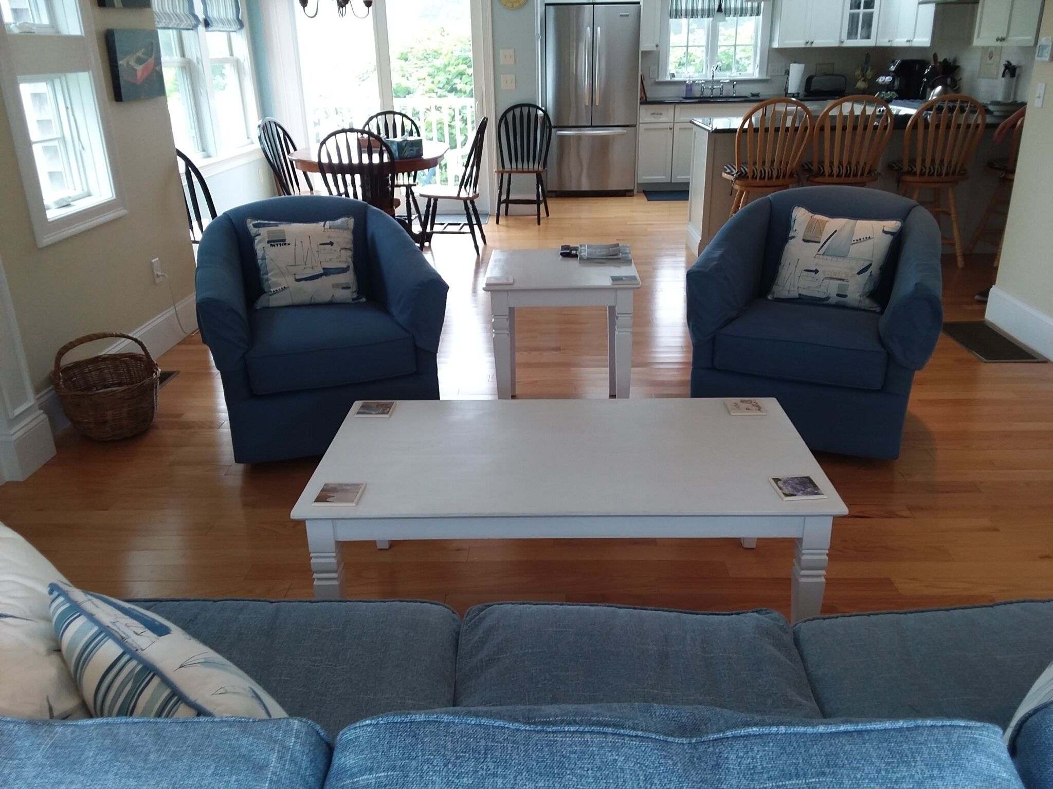 Charming 3 bedroom, 3.5 Bath Cape with all amenities. Walk to Town & Oyster Pond