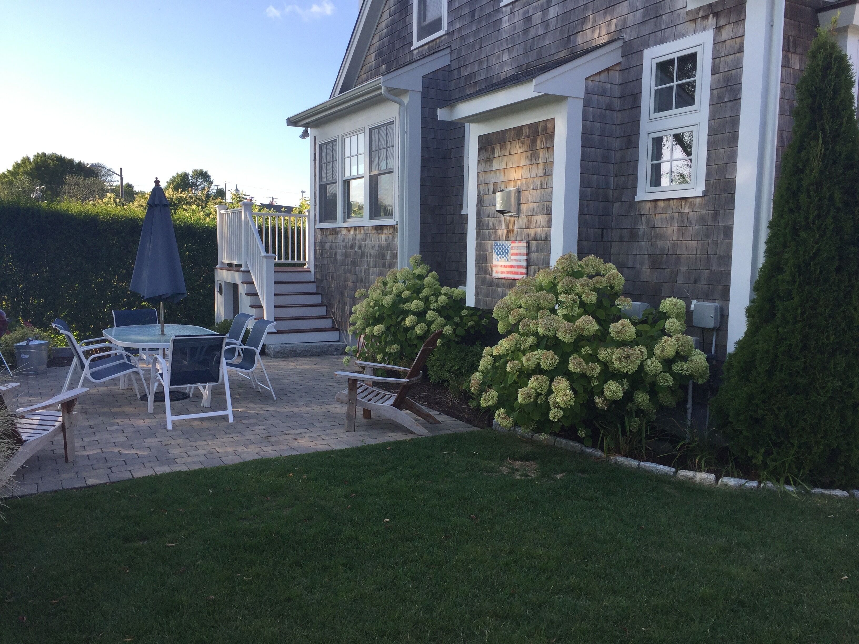 Charming 3 bedroom, 3.5 Bath Cape with all amenities. Walk to Town & Oyster Pond