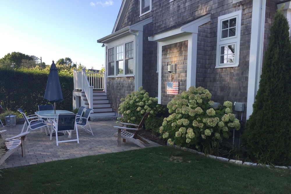 Charming 3 bedroom, 3.5 Bath Cape with all amenities. Walk to Town & Oyster Pond