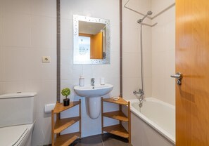 Baignoire, sĂšche-cheveux, bidet, serviettes fournies