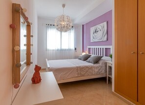 2 chambres, bureau, fer et planche Ă repasser, lit parapluie