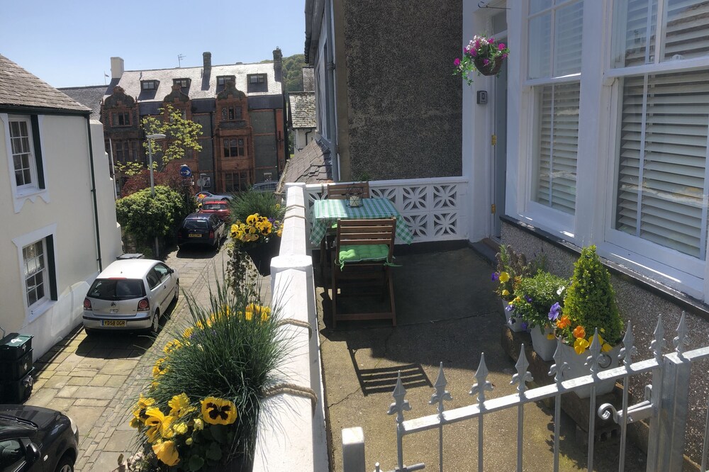 NEW - Downtown Cottage, in the heart of town