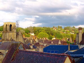 Une ville historique qui se distingue par son imposant clocher d’église et ses bâtiments traditionnels.