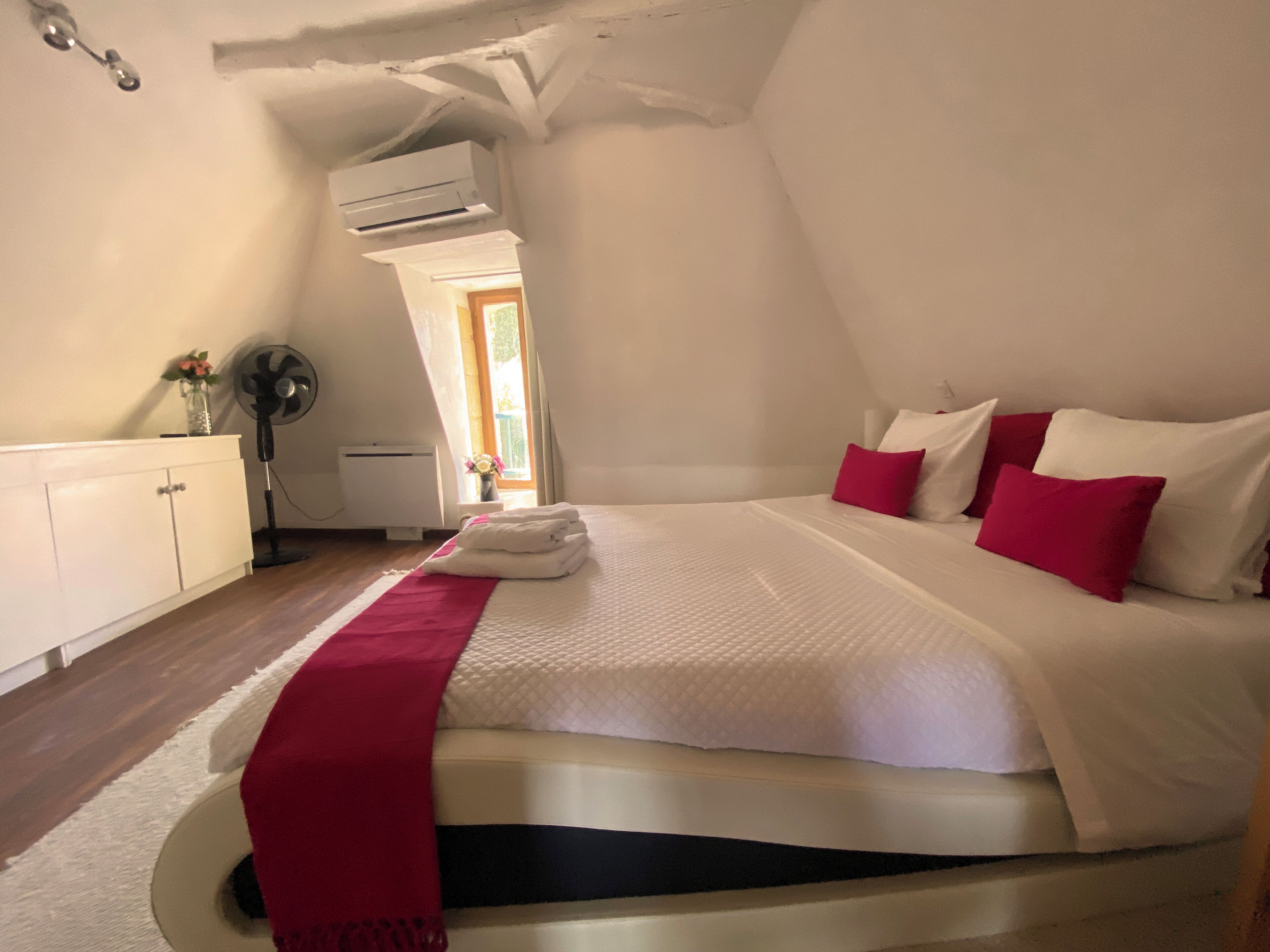 1 habitación, escritorio, tabla de planchar con plancha y wifi gratis 