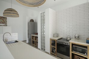 ثلاجة، ميكروويف، فرن، موقد طهي مسطح