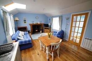 TV, fireplace, DVD player, books - Welcome to Airidh an Dobhrain - our secluded cottage by the lochside (Isle of Benbecula)