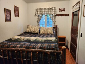 2 bedrooms, free WiFi, bed sheets - 2 Bedroom / 2 bath Cabin - Moreno's Cottages Celebrating 100 years! (Ray Brook)