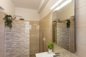 Shower, hair dryer, bidet, towels