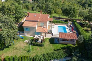 Exterior - Holiday home for 10, 175 m² with pool in quiet surroundings (Žminj)