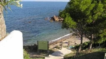 Una spiaggia nelle vicinanze