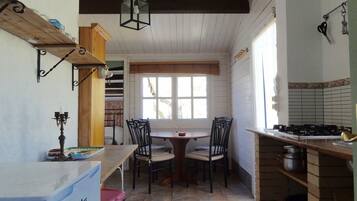Kylskåp, spishäll, kaffe- och tebryggare och grytor/köksredskap