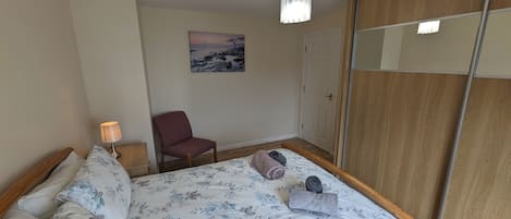 1 soverom, strykejern/-brett, reiseseng for barn og wi-fi