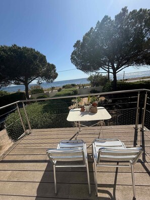 Outdoor dining - VILLA 250 m² with swimming pool near the Cap d'Agde (Marseillan)