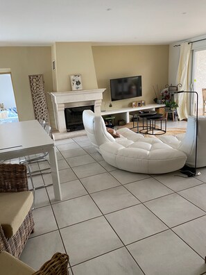 Smart TV, fireplace, DVD player, table tennis