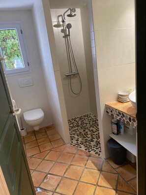 Baignoire, sĂšche-cheveux, serviettes fournies, papier toilette