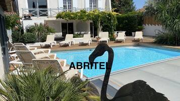 Een binnenzwembad en een buitenzwembad