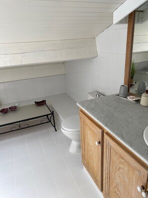 Baignoire, sĂšche-cheveux, serviettes fournies, papier toilette