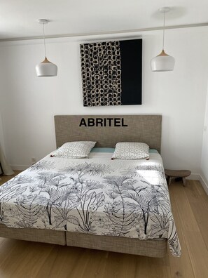 6 bedrooms, in-room safe, desk, iron/ironing board