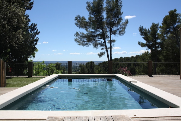 Salon de jardin avec vue imprenable sur la campagne Aixoise