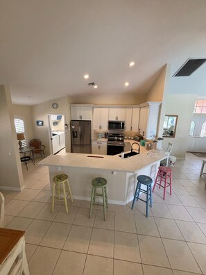 冰箱、微波炉、烤箱、炉灶